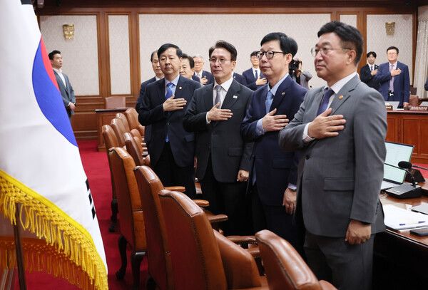 김민석 국무총리를 비롯한 국무위원들이 23일 서울 종로구 정부서울청사에서 열린&nbsp;국무회의에서 국기에 경례하고 있다. [사진=연합뉴스]