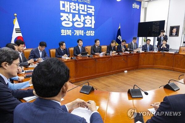 더불어민주당 김병기 원내대표가 23일 국회에서 열린 원내대책회의에서 정기국회 내 쟁점법안 처리 의지를 밝히고 있다. [사진=연합뉴스]