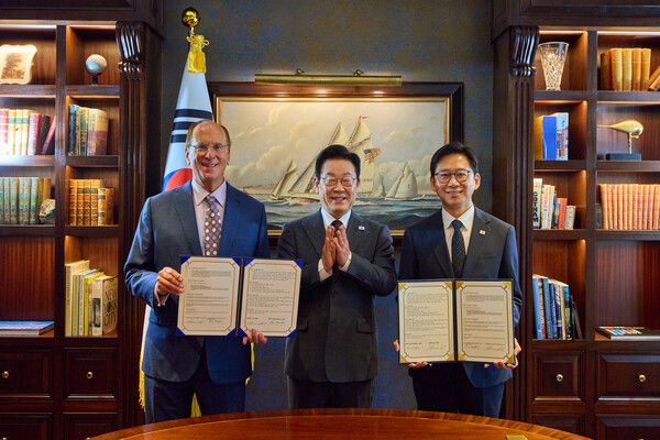 유엔총회 참석을 위해 미국을 방문한 이재명 대통령이 22일(현지시간) 뉴욕의 한 호텔에서 AI 산업 글로벌 협력을 위한 양해각서(MOU)를 체결한 뒤 래리 핑크 세계경제포럼(WEF) 의장 겸&nbsp;블랙록&nbsp;회장, 배경훈 과학기술정보통신부 장관과 기념촬영을 하고 있다. [사진=공동취재/연합뉴스]&nbsp;