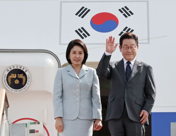 유엔총회 참석차 출국하는&nbsp;이재명&nbsp;대통령과 김혜경 여사가 22일 성남 서울공항에서 공군 1호기에 탑승하며 환송객들을 향해 인사하고 있다. [사진=연합뉴스]