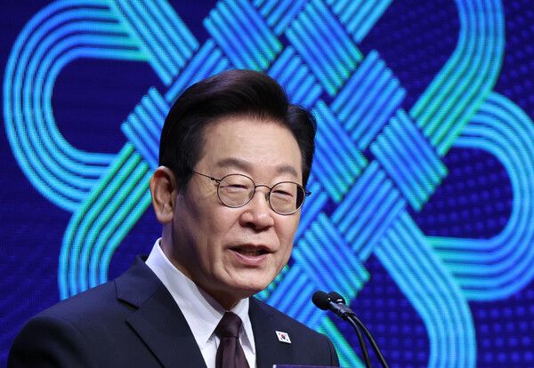 &nbsp;유엔총회 참석차 미국을 방문한&nbsp;이재명&nbsp;대통령이 22일(현지시간) 뉴욕의 한 호텔에서 열린 동포간담회에서 인사말을 하고 있다. [사진=연합뉴스]