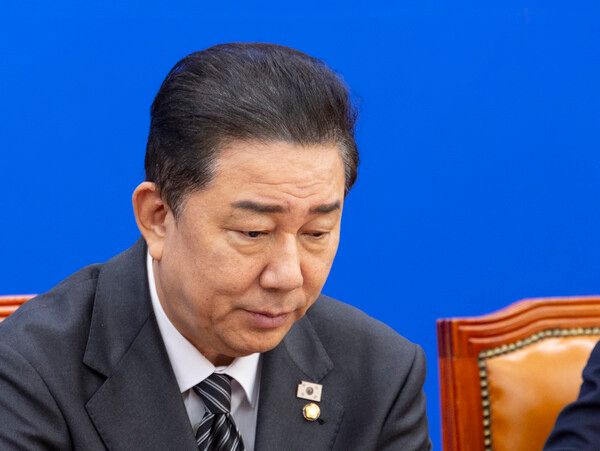 더불어민주당&nbsp;김병기&nbsp;원내대표가 23일 국회에서 열린 원내대책회의에서 발언을 마친 뒤 생각에 잠겨 있다. [사진=연합뉴스]