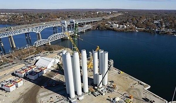 조립 중인 해상 풍력발전기 [사진=EPA/연합뉴스]