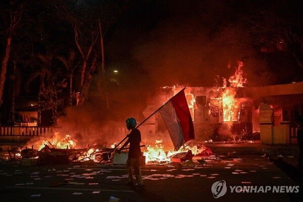 인도네시아 수라바야서 불에 탄 경찰 건물&nbsp;[사진=AFP=연합뉴스]