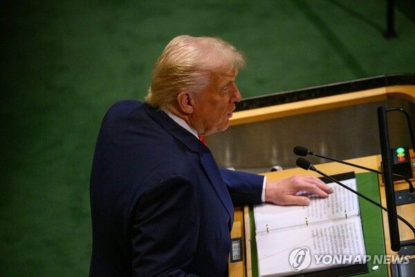 유엔총회장서 연설문 펼친 트럼프 대통령.&nbsp;[뉴욕 AFP=연합뉴스 자료사진. 재판매 및 DB 금지]