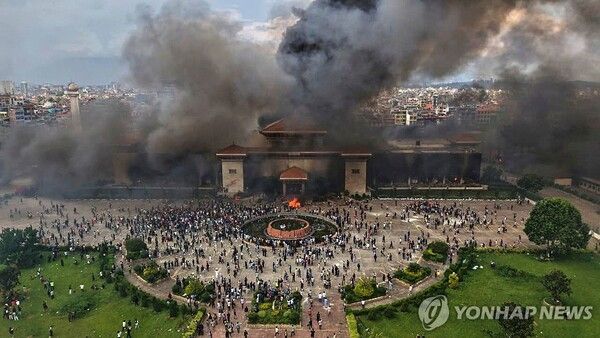 시위대 방화로 불에 탄 네팔 의회 건물&nbsp;[사진=AP=연합뉴스]