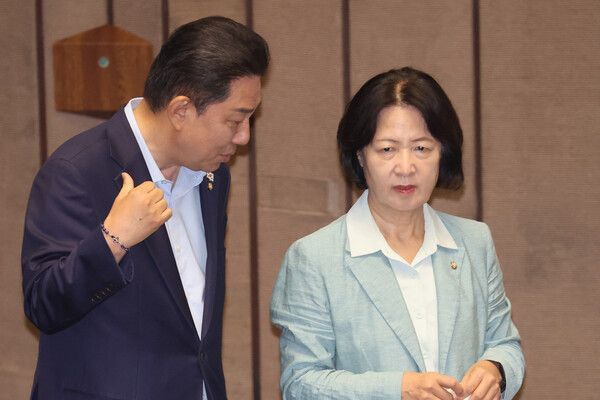 8월 24일&nbsp;김병기&nbsp;원내대표와&nbsp;추미애&nbsp;법제사법위원장이 국회 본회의에서 '노란봉투법' 표결이 진행되는 동안 대화하고 있다. [사진=연합뉴스]