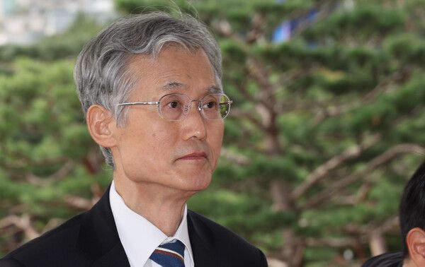 조희대&nbsp;대법원장이 24일 서울 서초구 대법원으로 출근하고 있다. [사진=연합뉴스]