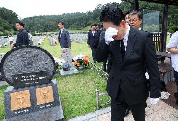 장동혁 국민의힘 당대표가 24일 대전 현충원을 찾아 묘역에 헌화하고 참배했다. [사진=연합뉴스]