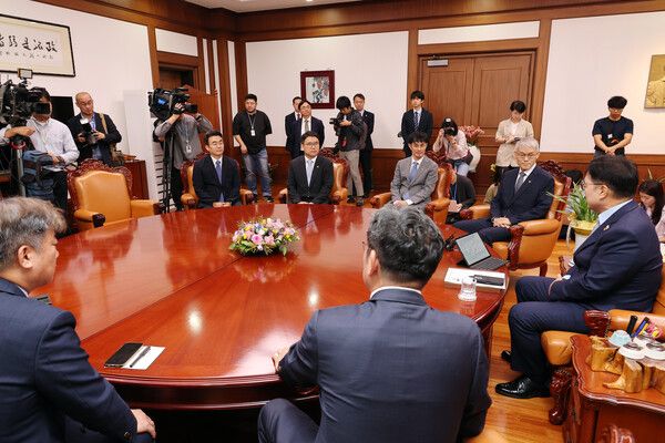 우원식 국회의장이 24일 서울 여의도 국회에서 천대엽 법원행정처장을 만나고 있다. [사진=연합뉴스]