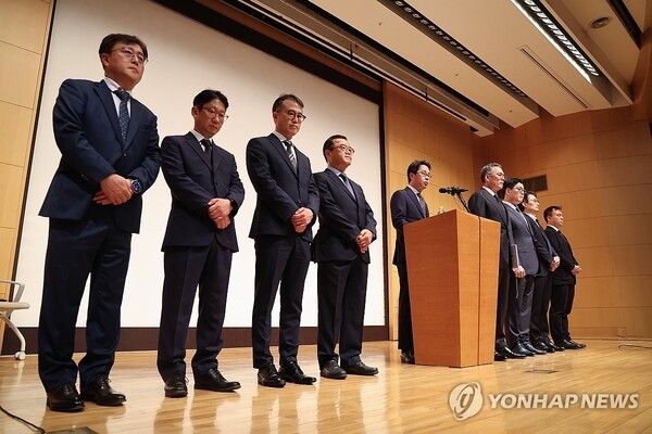 [사진=&nbsp;조좌진&nbsp;롯데카드 대표이사가 18일 서울 중구 부영태평빌딩에서 해킹 사고로 인한 고객 정보 유출사태에 대한 사과문을 발표하고 있다. (연합뉴스 제공)]