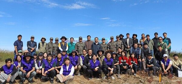 효성그룹은 23일 국립수목원 및 대한민국 육군과 손잡고 DMZ 훼손지 생태 복원 프로젝트의 첫 삽을 떴다 [사진=효성그룹]