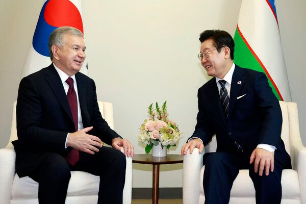 이재명&nbsp;대통령과 샤브카트 미르지요예프 우즈베키스탄 대통령이 23일(현지시간) 미국 뉴욕 유엔본부에서 정상회담을 하고 있다. [사진=연합뉴스]