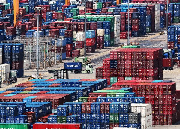 평택항에 쌓여있는 컨테이너 [사진=연합뉴스]