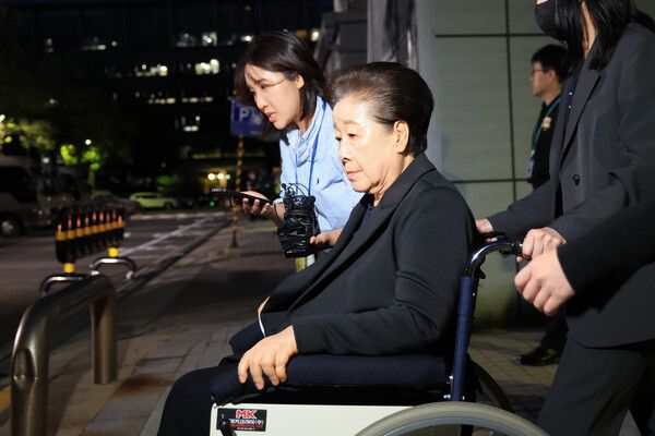 윤석열 정권과 통일교가 연관된 '정교유착 국정농단' 의혹을 받는 한학자 통일교 총재가 지난 22일 서울중앙지법에서 구속 전 피의자 심문(영장실질심사)을 마친 뒤 법정을 나서고 있다. [사진=연합뉴스]