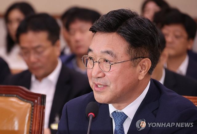 24일 국회 법제사법위원회 전체회의에서 참석한 윤호중 행정안전부 장관은 