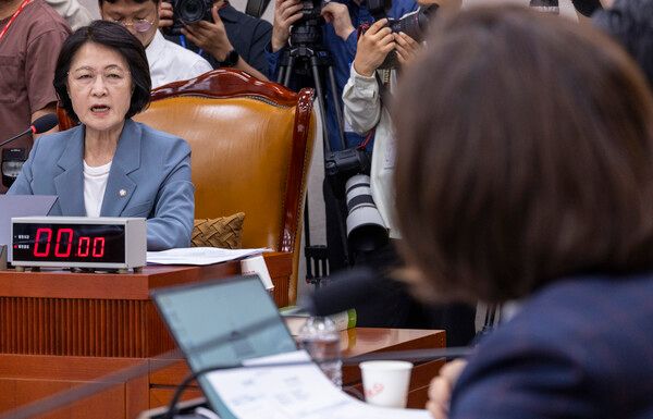 추미애&nbsp;국회 법제사법위원장이 24일 국회에서 열린 법제사법위원회 전체 회의에서 국민의힘 나경원, 곽규택 의원이 2025년 국정감사 증인 출석안을 두고 항의하자 이를 반박하고 있다. [사진=연합뉴스]