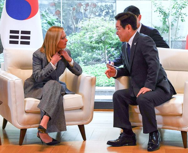 이재명&nbsp;대통령과 조르자 멜로니&nbsp;이탈리아&nbsp;총리가 24일(현지시간) 미국 뉴욕 주유엔대한민국대표부에서 정상회담을 하고 있다. [사진=연합뉴스]