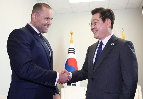 이재명&nbsp;대통령과 카롤 나브로츠키&nbsp;폴란드&nbsp;대통령이 24일(현지시간) 미국 뉴욕 유엔본부에서 정상회담에 앞서 인사를 하고 있다. [사진=연합뉴스]