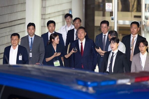 12.3 비상계엄 사태 관련 내란 혐의를 받는&nbsp;윤석열&nbsp;전 대통령이 7월 9일 서울 서초구 서울중앙지방법원에서 구속 전 피의자 심문(영장실질심사)을 마치고 대기 장소인 서울구치소로 이동하기 위해 호송차량에 탑승하고 있다. [사진=연합뉴스]