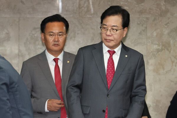 국민의힘 송언석 원내대표와 유상범 원내수석부대표가 24일 서울 여의도 국회에서 열린 긴급&nbsp;의원총회에 참석하고 있다. [사진=연합뉴스]