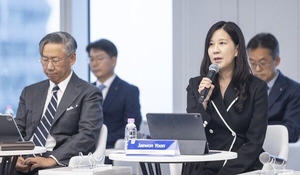 윤재원 신한지주 이사회 의장(앞줄 오른쪽)이 24일 열린 '라운드테이블'미팅에서 기관투자자들의 질문에 답하고 있다. [사진=신한금융지주]