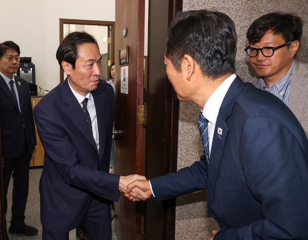 더불어민주당 정청래 대표(오른쪽)와 우상호 대통령실 정무수석이 25일 국회 민주당 대표실에서 금융정책ㆍ감독분리 관련 긴급 고위 당·정·대 회의를 마친 뒤 악수하고 있다. [사진=연합뉴스]