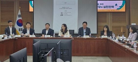 토론자들은 포용금융3.0 시대를 맞이하여 방향성으로 금융취약계층의 금융서비스 접근성 개선과 금융사기 예방 등 금융소비자 보호 강화를 제시했다. 이를 통해 디지털기술을 통한 금융의 사회적 신뢰와 포용성을 확보하는 것이 중요하다고 강조했다.