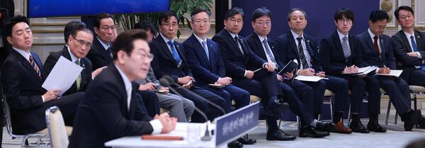 9월 11일 청와대 영빈관에서 열린 이재명 대통령 취임 100일 기자회견에서 강훈식 비서실장, 위성락 국가안보실장, 우상호 정무수석 등&nbsp;참모진이 대통령 발언을 듣고 있다. [사진=연합뉴스, 대통령실통신사진기자단]