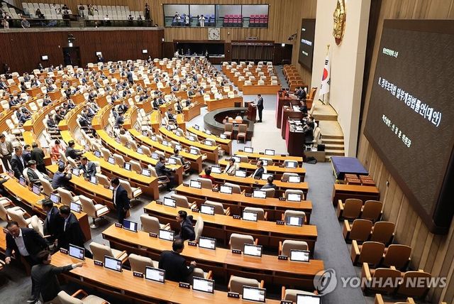 25일 국회 본회의에서 더불어민주당 소속 신정훈 행정안전위원장이 정부조직법 일부개정법률안에 대한 제안설명을 하고 있다. [사진=연합뉴스]