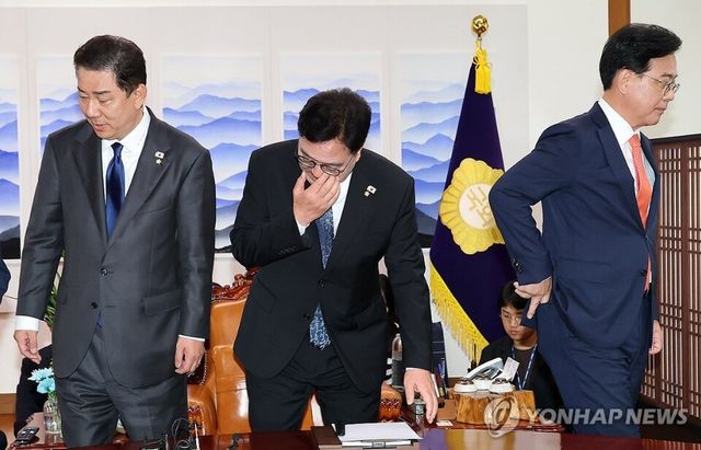 우원식 국회의장과 김병기, 송언석 여야 원내대표들이 25일 국회 본회의에 앞서 회동했으나 정부조직법개편 수정안 등에 합의하지 못하고 결렬됐다. [사진=공동취재=연합뉴스]