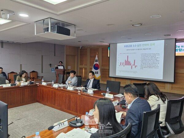 송종운 한국사회경제학회 이사는 주제발표에서 포용금융 3.0 시대가 되며 디지털 기술을 통한 금융 접근성과 금융사기 예방 등을 중점으로 하는 기술·사회적 신뢰·포용성의 성격을 갖고 있다고 설명했다.