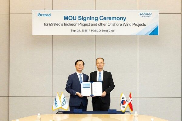 포스코그룹이 지난 24일 포스코센터에서 오스테드社와 인천 해상풍력사업 공동개발을 위한 양해각서(MOU)를 체결했다. (왼쪽부터 이주태 포스코홀딩스 대표이사 사장, 페어 마이너 크리스텐센 오스테드 아시아태평양 대표) / 사진=포스코