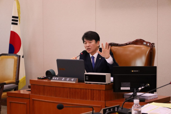 더불어민주당 문진석 의원이 회의를 주재하고 있다. [사진=문진석 의원실 제공)