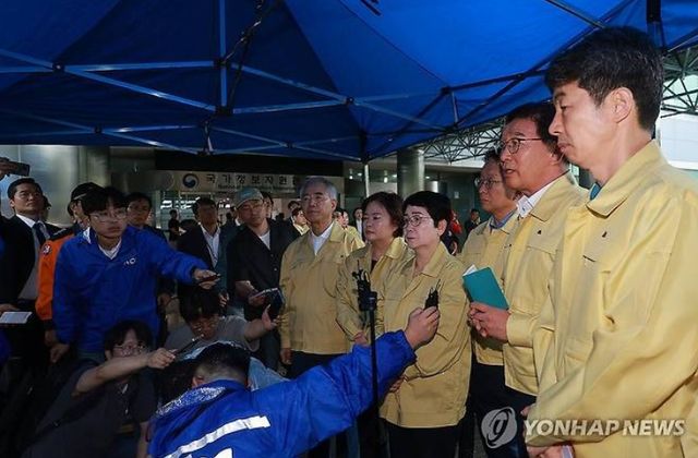 &nbsp;국회 행정안전위원장인 더불어민주당 신정훈 의원을 비롯한 여야 행안위 위원들이 28일 대전 유성구 국가정보자원관리원 화재 현장을 방문해 피해 상황을 파악하고 있다. [사진=연합뉴스]