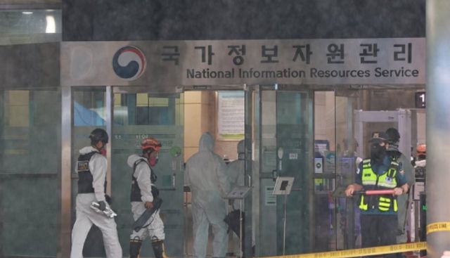 28일 소방, 경찰, 국립과학수사연구원 관계자들이 대전 유성구 국가정보자원관리원 화재 현장에서 합동감식을 진행하고 있다. [사진=연합뉴스]