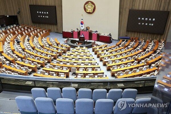 더불어민주당 이주희 의원이 27일 국회 본회의에서 방송미디어통신위원회의 설치 및 운영에 관한 법률안에 대한 무제한토론을 하고 있다. 주말인 이날 오전 본회의장은 10명 이내 의원만이 의석을 지켜 텅빈 모습을 보이고 있다. [사진=연합뉴스]