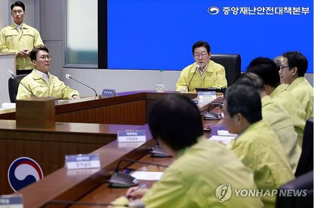 이재명 대통령은 28일 오후 국정자원 화재와 국가전산망 마비 사태와 관련한 긴급 중앙재난대책회의를 열고 사태 수습에 총력을 기울일 것을 촉구했다. [사진=연합뉴스]