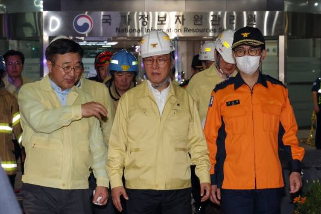 김민석 국무총리와 윤호중 행정안전부 장관이 27일 대전 유성구 국가정보자원관리원 화재 현장을 방문해 피해 상황 등을 살피고 있다. [사진=연합뉴스]