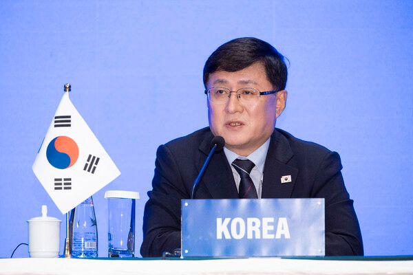 김성환&nbsp;환경부 장관이 28일(현지시간) 중국 옌타이에서 열린 제26차 한·중·일 환경장관회의(TEMM26)를 마친 후 기자회견을 하고 있다. [사진=환경부 제공. 재판매 및 DB 금지]