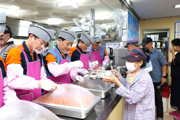 포항제철소 임직원들이 무료급식봉사를 진행하고 있다. / 사진=포스코