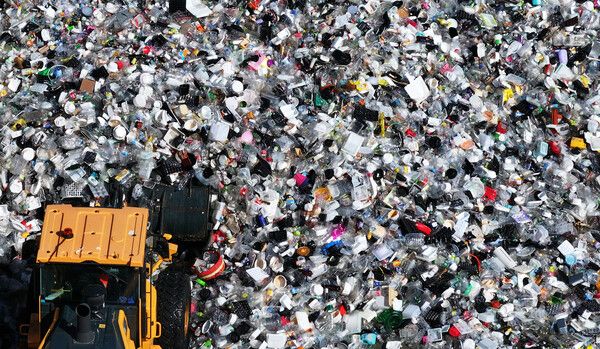 &nbsp;'자원순환의 날'을 하루 앞둔 9월 5일 경기도 수원시 자원순환센터에서 관계자들이 플라스틱 재활용 쓰레기 반입ㆍ반출 작업을 하고 있다. [사진=연합뉴스]