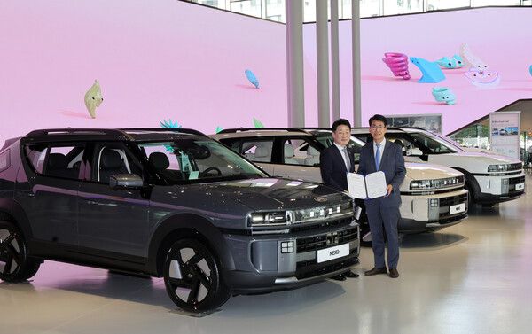 7월 22일 경기도 일산 현대 모터스튜디오 고양에서 산업통상자원부 이호현 차관(왼쪽)과 현대차그룹 전략기획실 김동욱 부사장이&nbsp;수소차&nbsp;신형넥쏘 앞에서 기념촬영하고 있다.&nbsp;현대차그룹은 제15차 APEC 에너지장관회의, 제16차 청정에너지장관회의 및 제10차 미션이노베이션 장관회의 차량 지원에 관한 협약을 체결했다. [사진=연합뉴스]