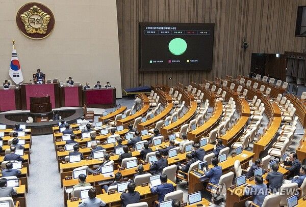 28일 국회 본회의장에서 '상임위 명칭 변경'이 핵심인 국회법 일부 개정 법률안에 대한 수정안이 여당 주도로 통과되고 있다.국민의힘 의원들은 이 법안에 대한 표결에 불참해 자리가 비어있다. [사진=연합뉴스]
