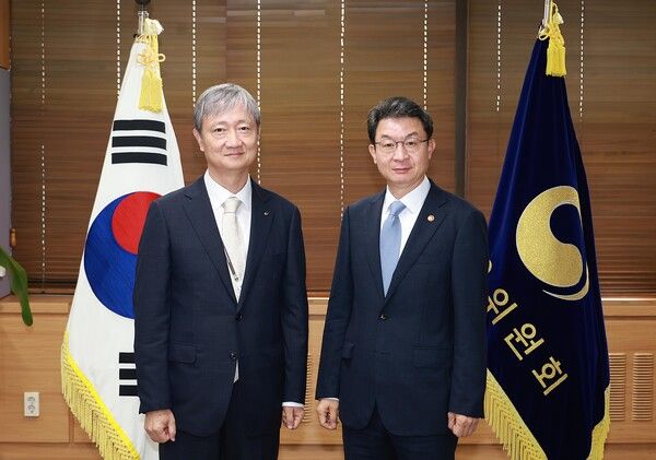 이억원&nbsp;금융위원장(오른쪽)이 지난 9월16일 오후 서울 종로구 정부서울청사 금융위원장 접견실에서&nbsp;이찬진&nbsp;금융감독원장(왼쪽)과 첫 회동을 갖고, 앞으로의 금융정책 및 감독방향과 관련해 금융위와 금감원이 한 팀으로 일관성 있게(One-Team, One-voice) 대응해 나가자고 했다.[사진=금융위원회·금융감독원]