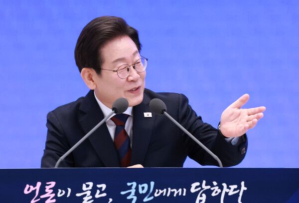 이재명&nbsp;대통령이 7월 3일 청와대 영빈관에서 열린 '대통령의 30일, 언론이 묻고 국민에게 답하다' 기자회견에서 취재진의 질문을 받고 있다. [사진=연합뉴스]