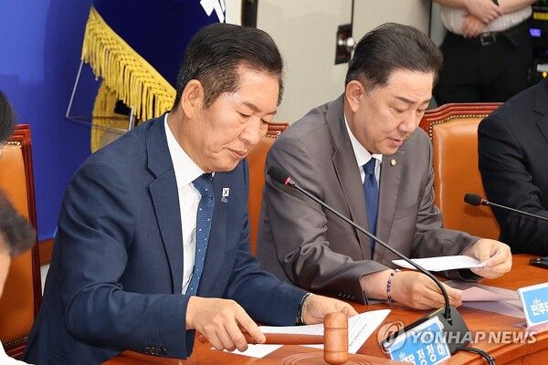 더불어민주당 정청래 대표가 3일 서울 여의도 국회에서 열린 최고위원회의를 주재하고 있다. [사진=연합뉴스]