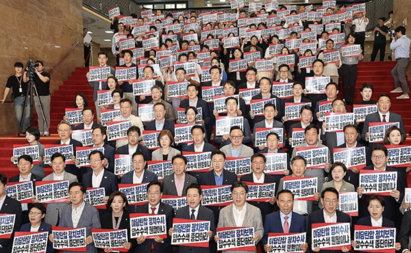 국민의힘 의원들이 3일 국회 로텐더홀에서 야당탄압 정치보복 압수수색 중단하라라는 손팻말을 들고 규탄대회를 열었다. [사진=연합뉴스]