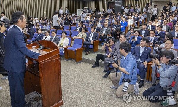 더불어민주당 정청래 대표가 3일 국회에서 열린 검찰개혁ㆍ정부조직법 개편 의견 수렴을 위해 열린 정책 의원총회에 참석해 의원들에게 인사말을 하고 있다. [사진=연합뉴스]