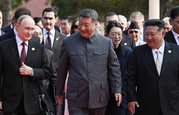 열병식 앞두고 있는 푸틴 러시아 대통령, 시진핑 중국 국가주석과 김정은 북한 국무위원장의 모습이다. [사진=연합뉴스]